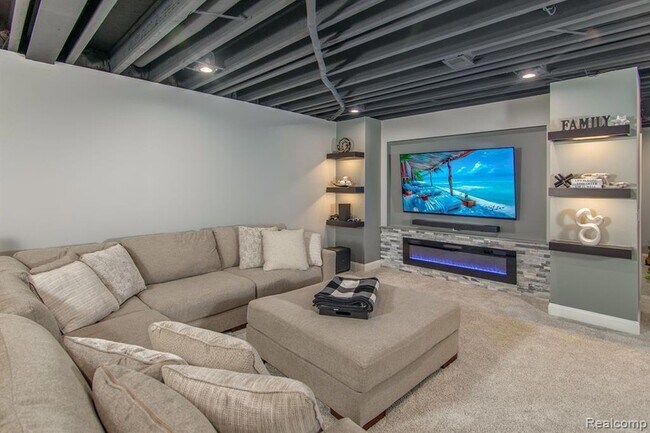 Building Photo - 53081 Enclave Cir