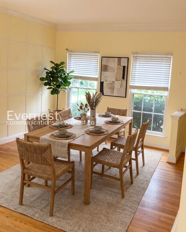 Building Photo - 4 Bed/3 Bath Town Home with Garage / Pet-Friendly / Available Soon!
