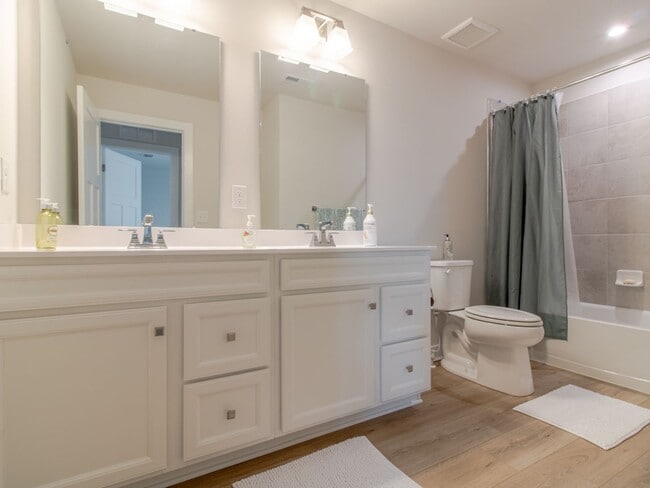 Building Photo - WINTER RENTAL - 3 BED 2.5 BATH SINGLE FAMI...