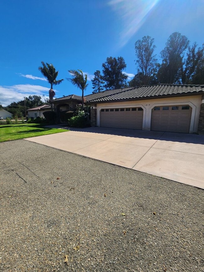 Building Photo - Gorgeous and Spacious 4 Bedroom Home