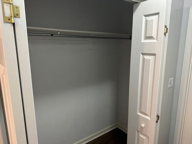 Building Photo - "Charming 2-Bedroom with 2 Full Baths in t...