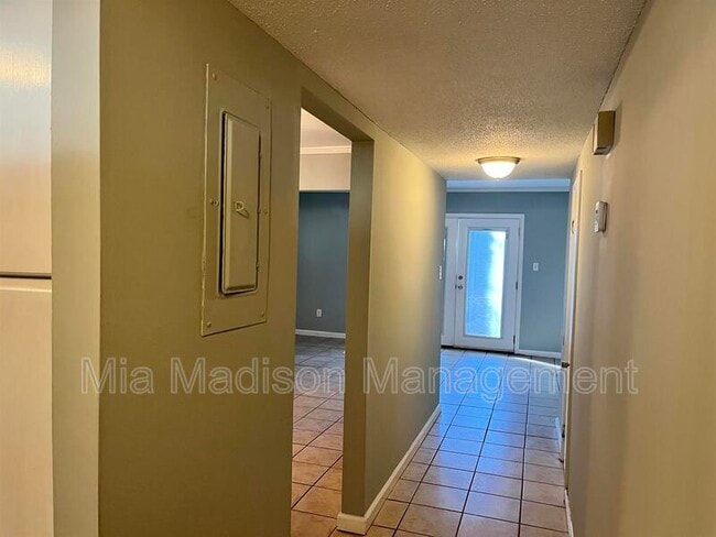 Building Photo - 527 Tibet Ave