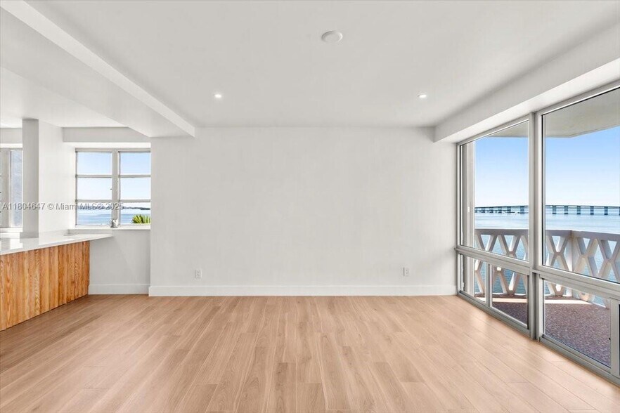 Building Photo - 1430 Brickell Bay Dr