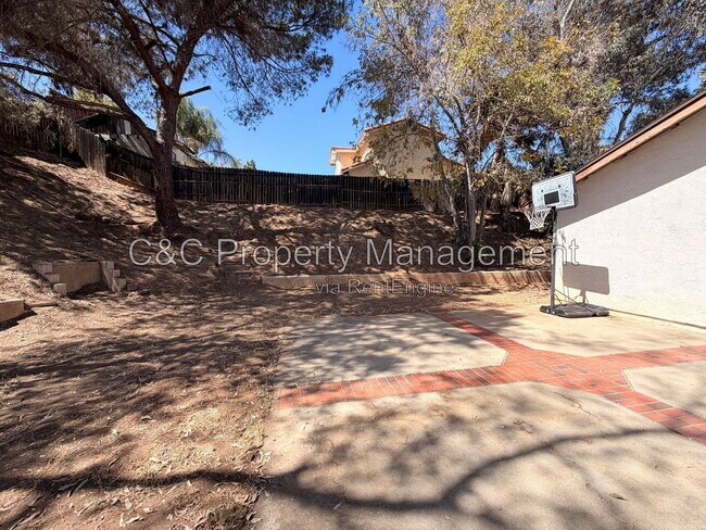 Building Photo - 835 S Upas St