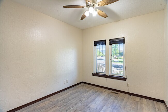 Building Photo - 6649 N Madellaine Dr