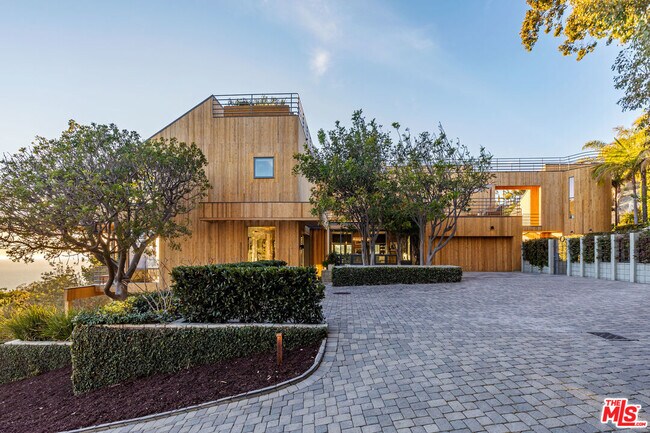 Building Photo - 3900 Villa Costera