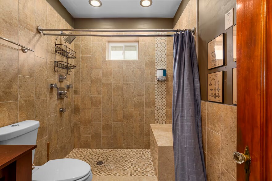 Building Photo - 5638 Botanical Ave