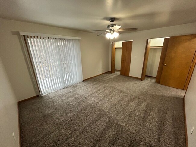 Building Photo - 2 bedroom 1.5 bath TOWNHOUSE with double private balconies and private view of the woods!