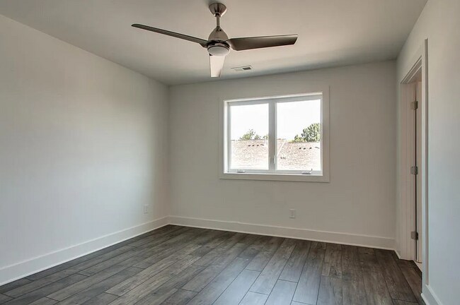 Building Photo - Spacious Townhome w/garage
