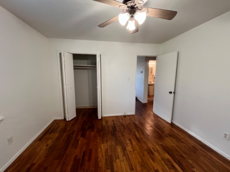 Building Photo - 102 E Pecan St