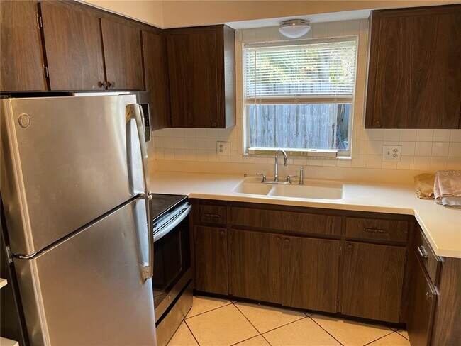 Building Photo - 702 Heritage Ln