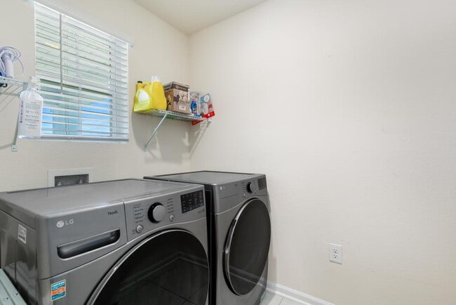 Building Photo - 86186 Mainline Rd