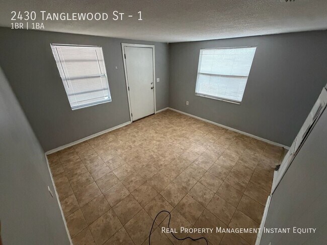 Building Photo - 2430 Tanglewood St