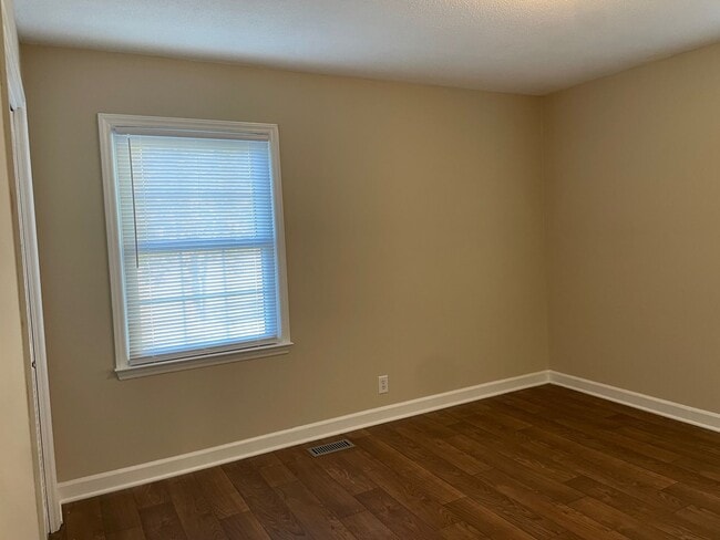 Building Photo - 2-3 BED, 1.5 BATH BRICK HOME