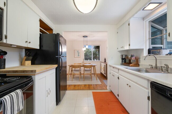 Building Photo - 7414 SE Ogden St