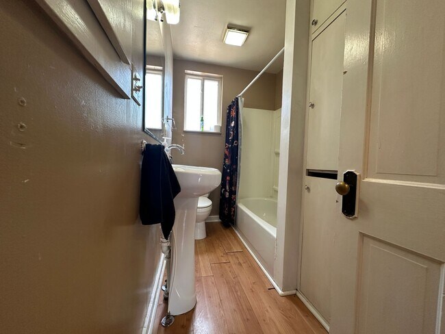 Building Photo - 2bed, 1bath 1,186sq.ft. home with large de...