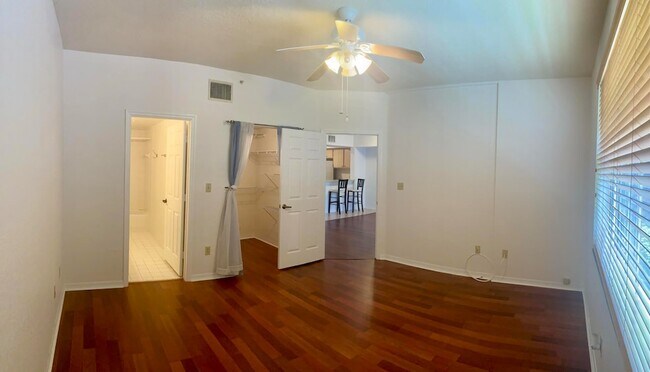 Building Photo - 725 SW 148th Ave