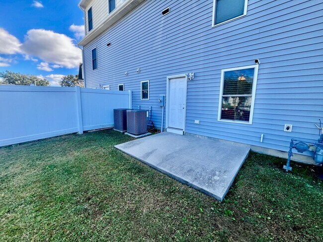 Building Photo - Tri-Level Condo – Pets Welcome, Washer & D...