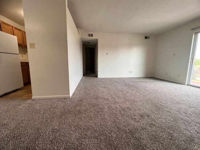 Building Photo - 2 Bedroom 1 Bath Balcony Apartment Available