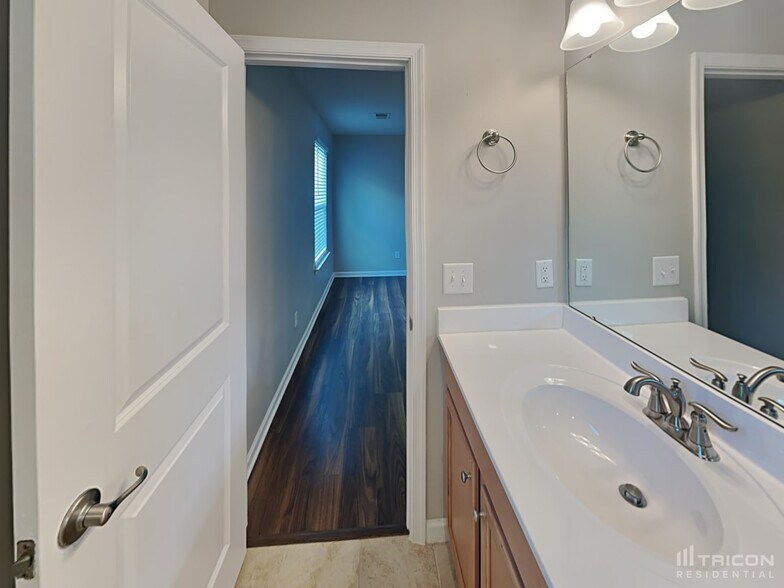 Building Photo - 2240 Pearwick Ct