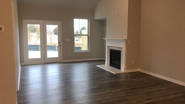 Building Photo - 3 BEDROOM TOWNHOME IN OAKWOOD!