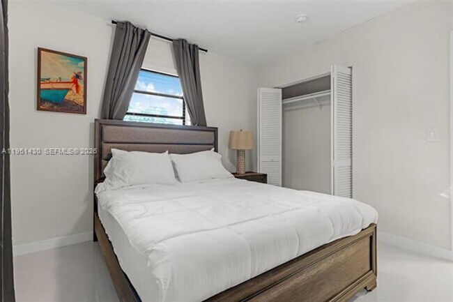 Building Photo - 1075 NE 12th Ave