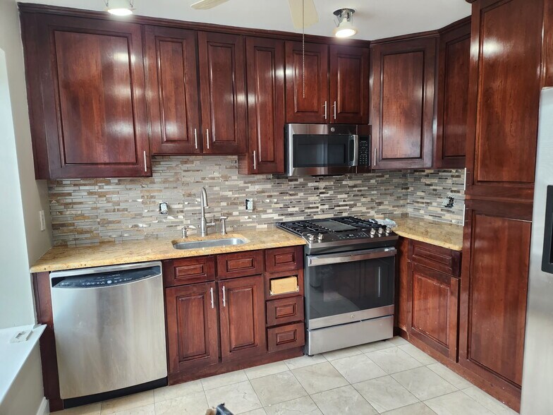 Full Kitchen - 131 Country Club Dr