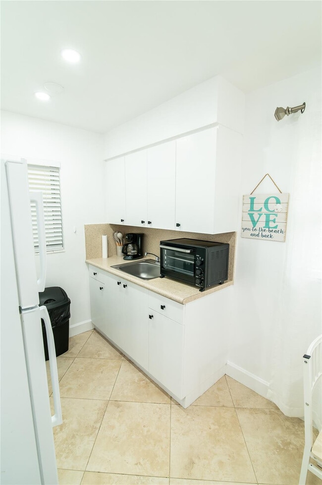 Building Photo - 3230 NE 13th St