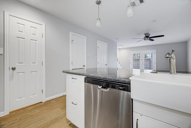 Building Photo - 424 15th St