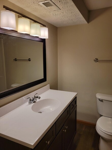 Building Photo - 701 Village Dr