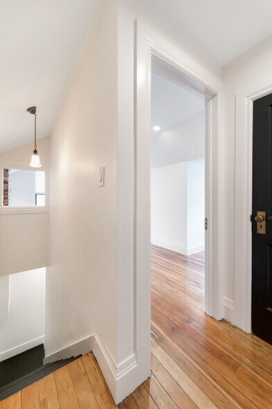 Building Photo - 731 E Linden Ave