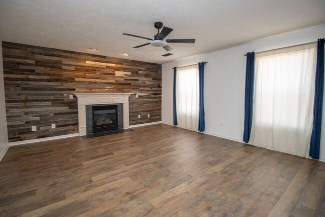 Building Photo - Beautiful 3BR/2.5BA Home with Fenced Yard, Granite Kitchen & Neighborhood Pool