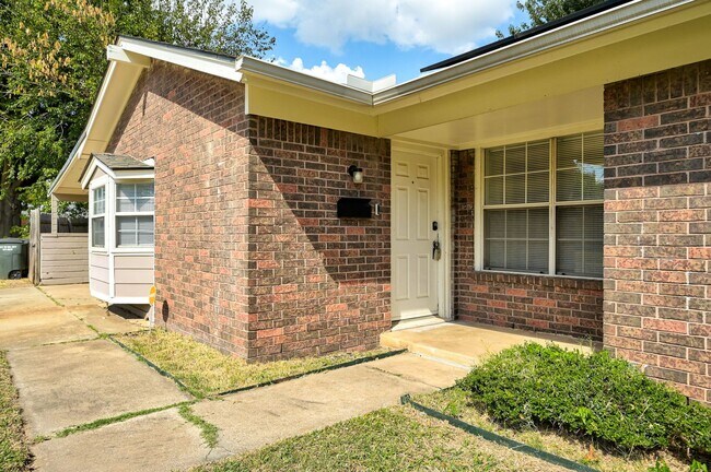 Building Photo - Corner-Lot Charmer Near Tinker AFB | Solar...