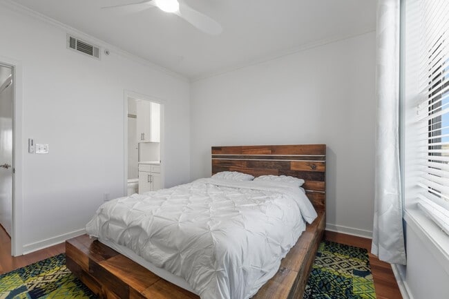 Building Photo - 380 Island Dr