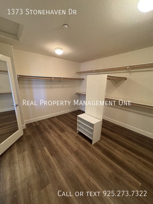 Building Photo - 1373 Stonehaven Dr
