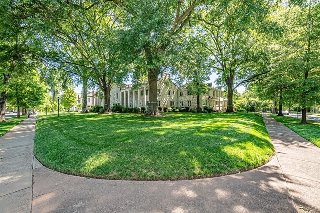 Primary Photo - Cozy Condo located in the Queen Selwyn Com...