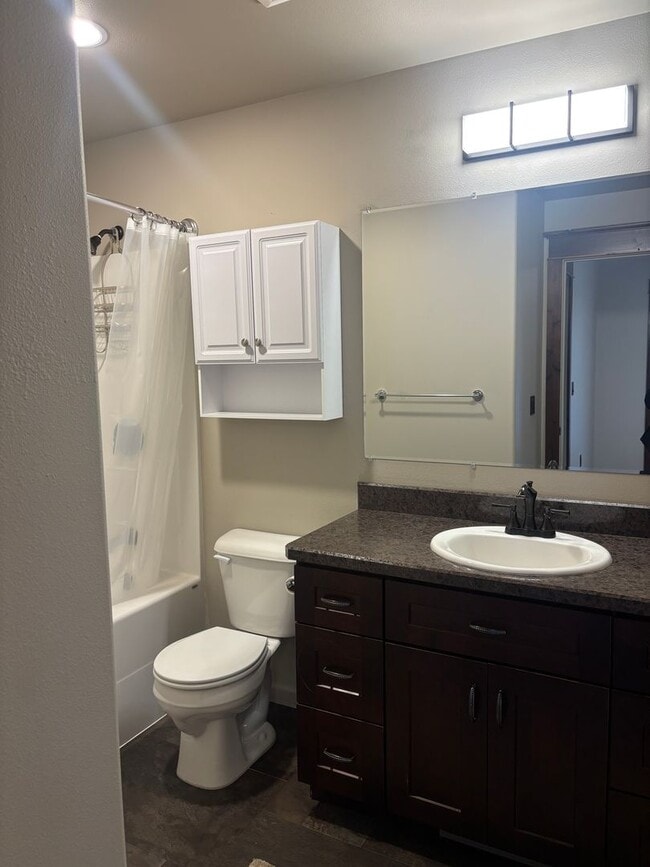 Building Photo - 4 bedroom 3 bath home