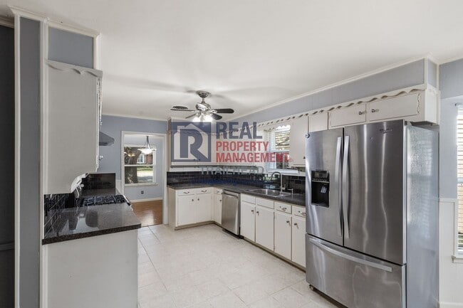 Building Photo - Charming 3 Bed 2 Bath Cul-De-Sac Home in a...