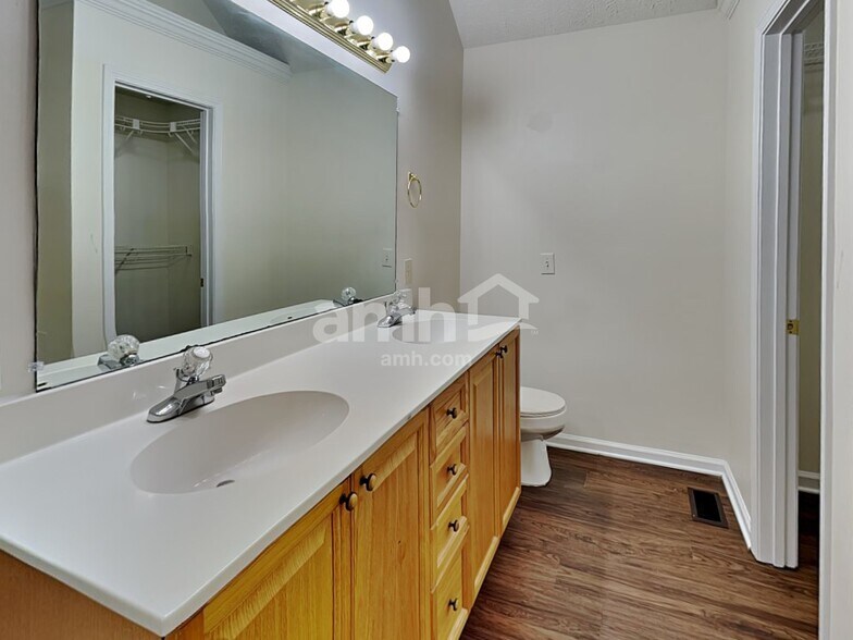 Building Photo - 643 Glenties Dr