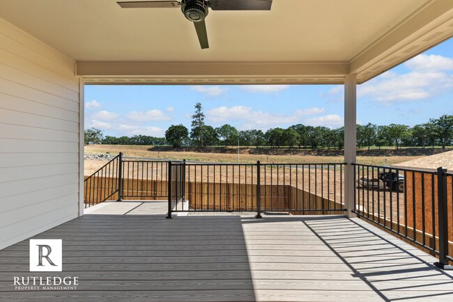 Building Photo - Exquisite 3 Bed / 2.5 Bath Home near the Eagle Point Golf Course!