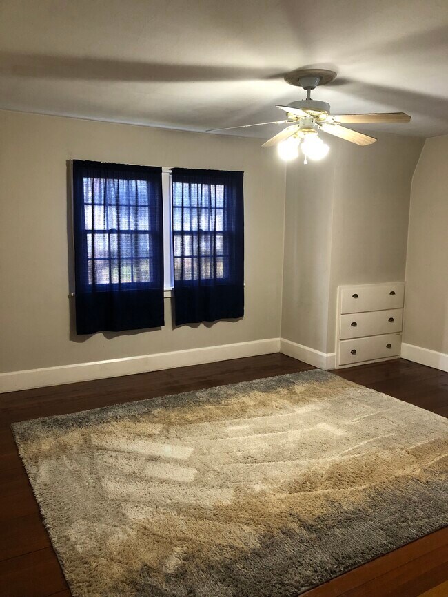 Building Photo - 207 S 16th Ave