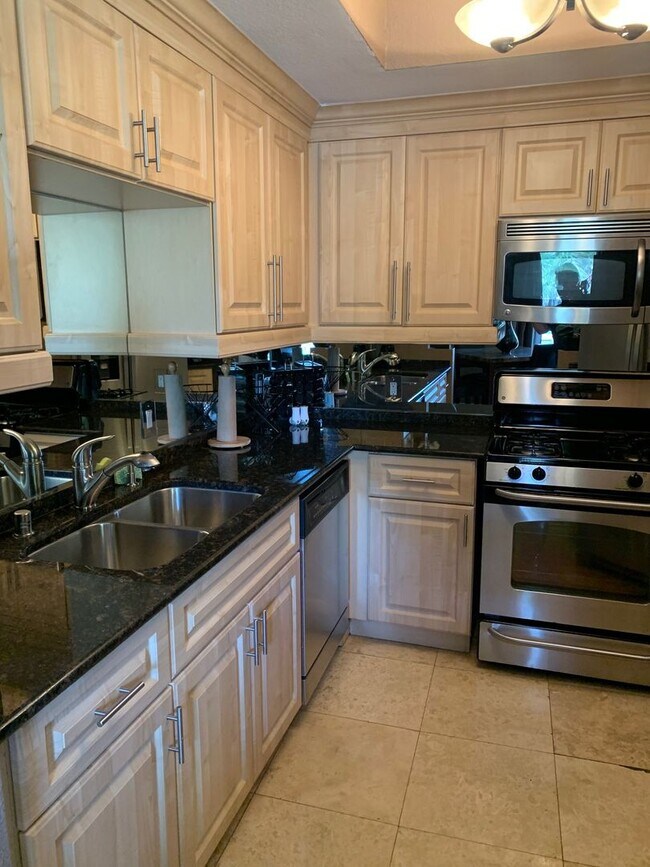 Building Photo - Fully Furnished - Gaurd Gated - Close to S...