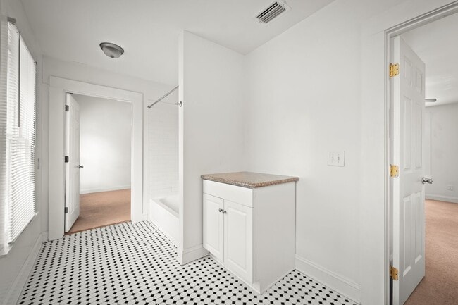 Building Photo - Charming 4 Bedroom 3 Bathroom Historical H...