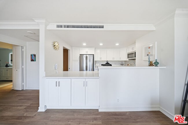 Building Photo - 2160 Century Pk E