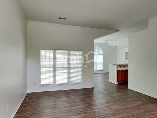 Building Photo - 13424 Planters Row Dr