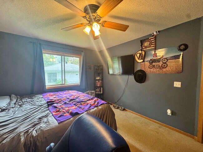 Building Photo - Rent Special!!! Walk To The Lake!