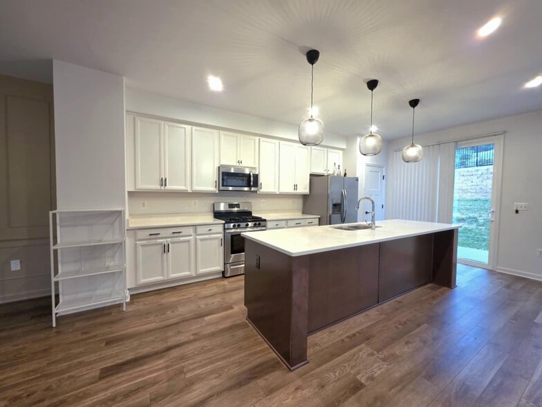 Kitchen - 4915 Sheridan St