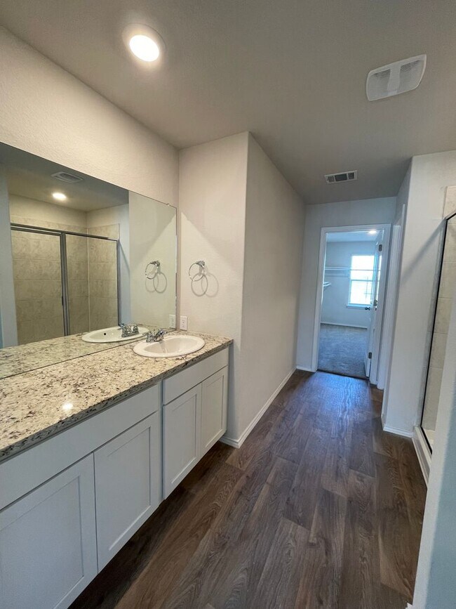 Building Photo - Beautiful 4 bedroom, 2.5 bathroom home in a great location!