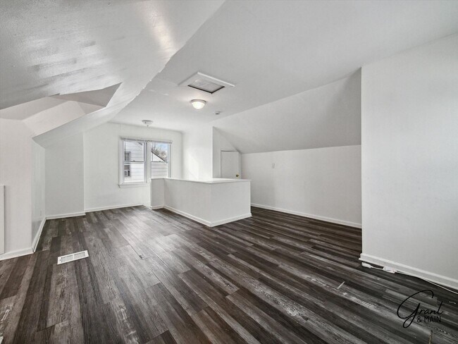 Building Photo - $1250 3 bedroom bungalow