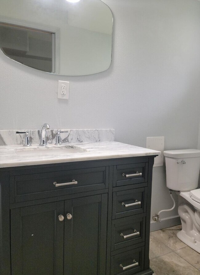 Building Photo - Pet Friendly 4 bedroom Home with Lots of Space for Everyone!
